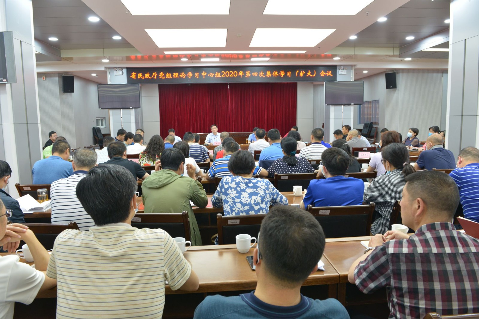 省厕所偷拍
党组召开理论学习中心组集体学习（扩大）会议传达学习省“两会”精神_1.JPG