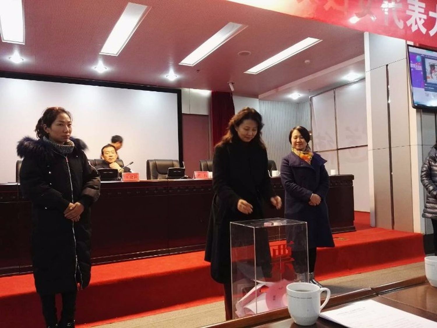 省厕所偷拍
召开妇女代表大会2.jpg