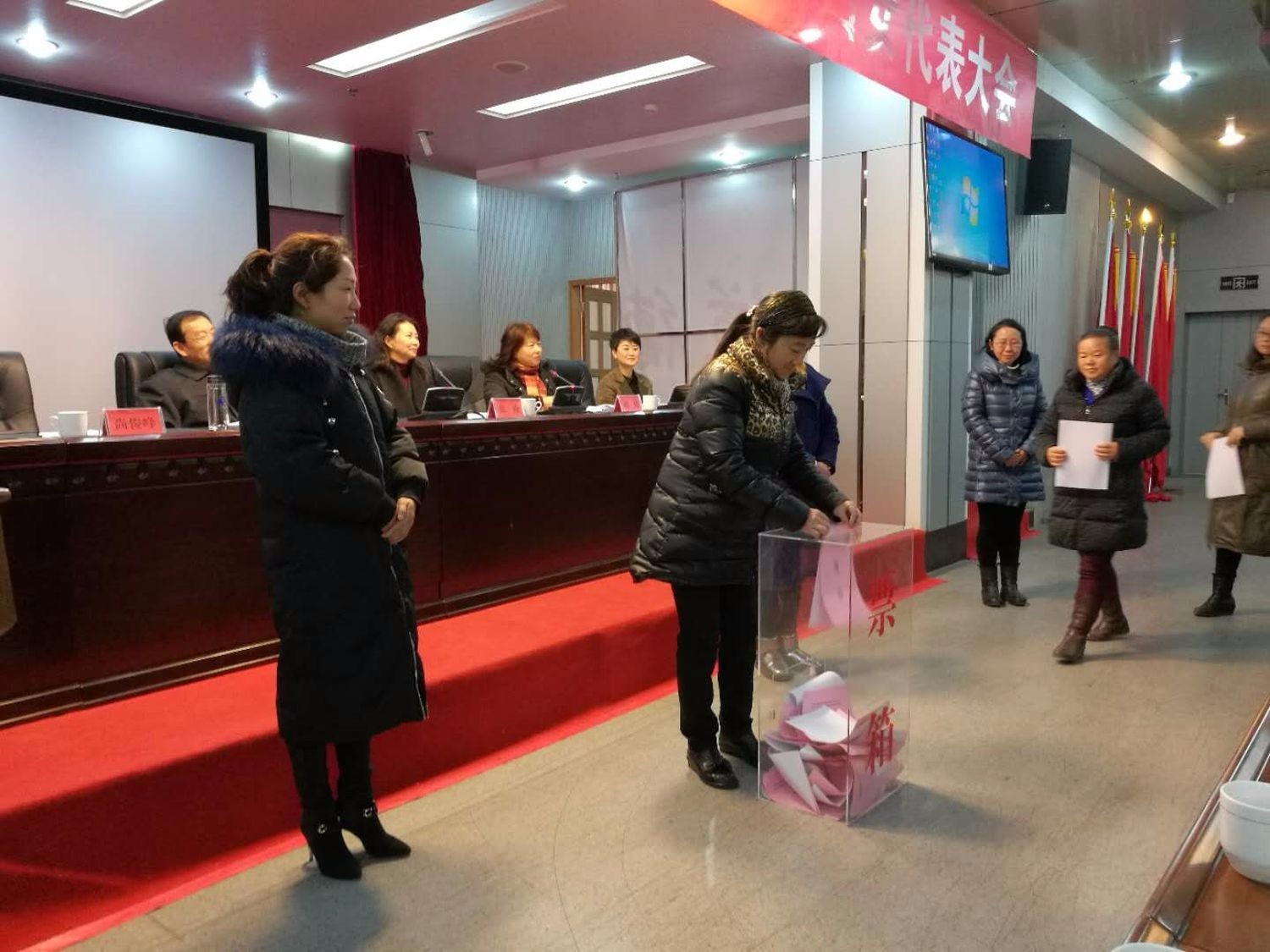 省厕所偷拍
召开妇女代表大会3.jpg